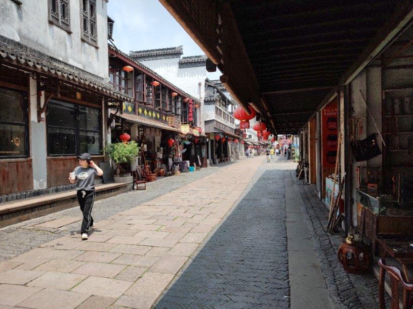 他7岁失去双腿,靠努力38岁身价上亿,娶了女秘书为妻